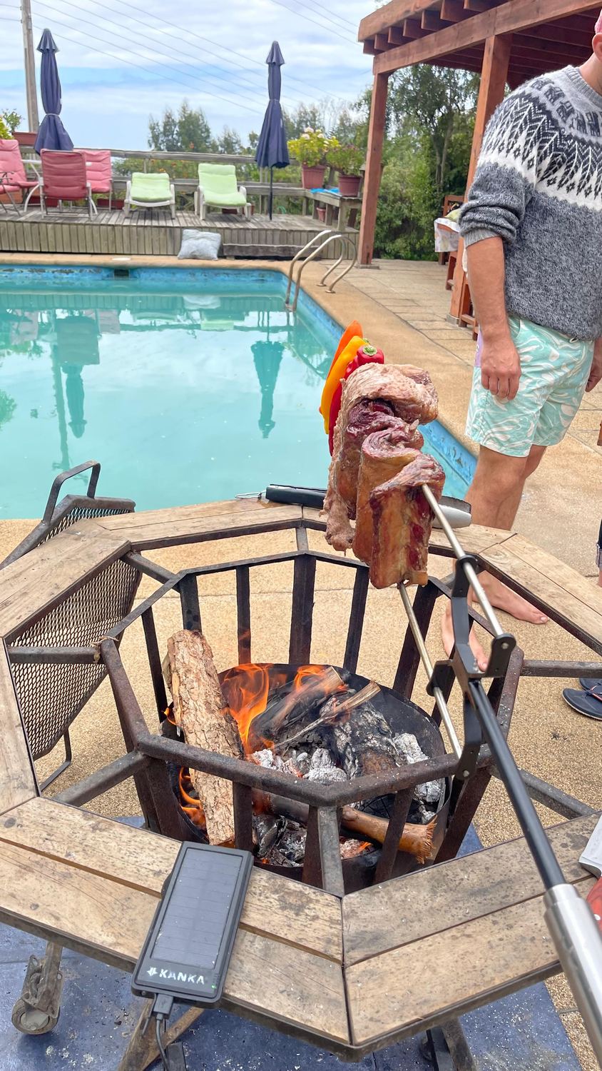 Asado a la parrilla junto a la piscina
