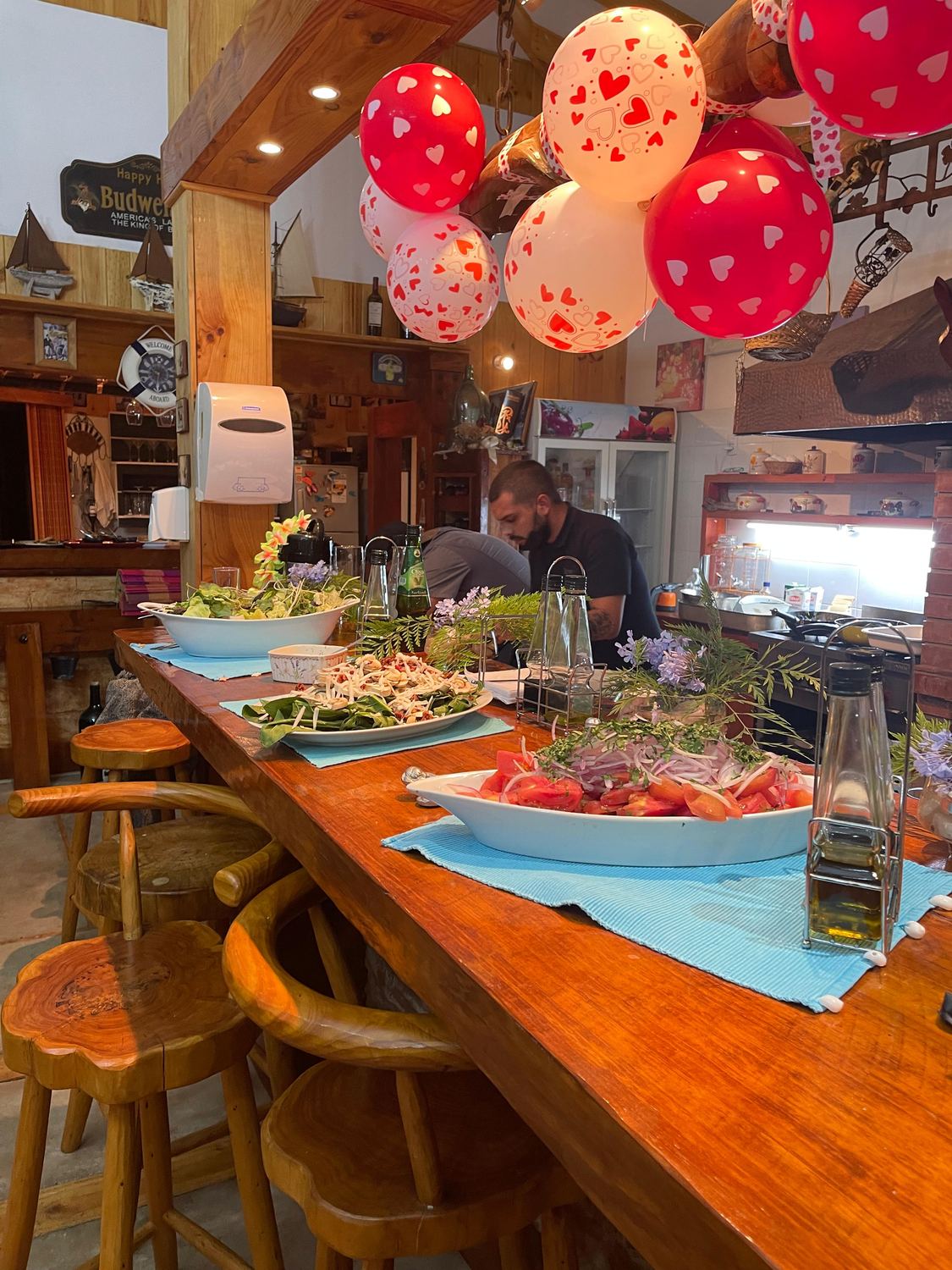 Mesón largo servido con ensaladas y ceviche para un evento