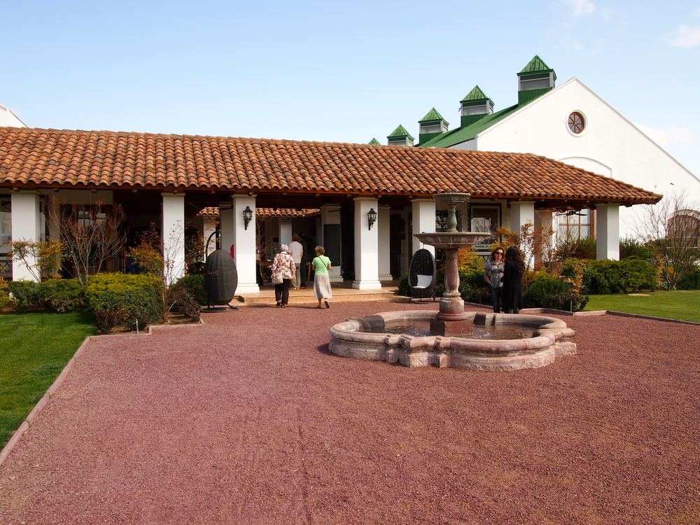 Patio y pileta de la viña Casas del Bosque en Casablanca