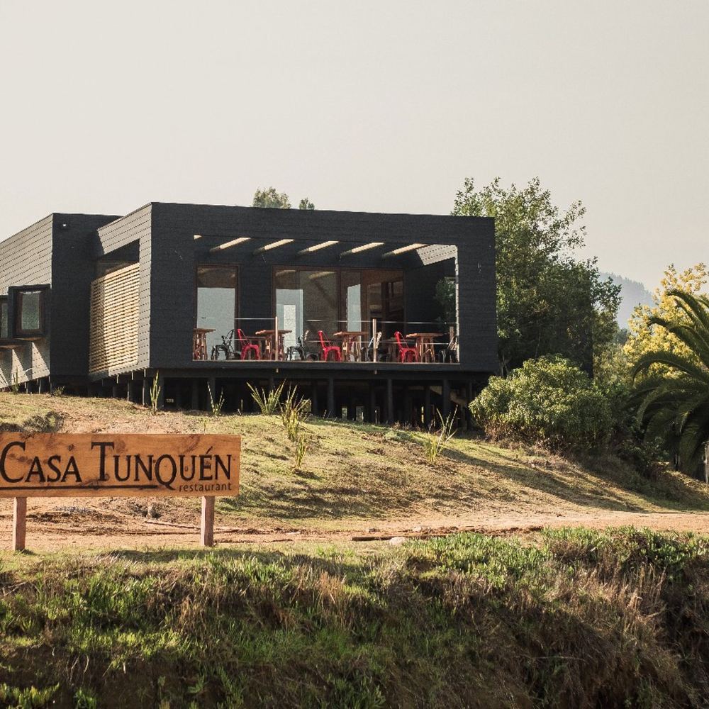 Restaurante Casa Tunquén sobre pilotes, con su letrero de madera