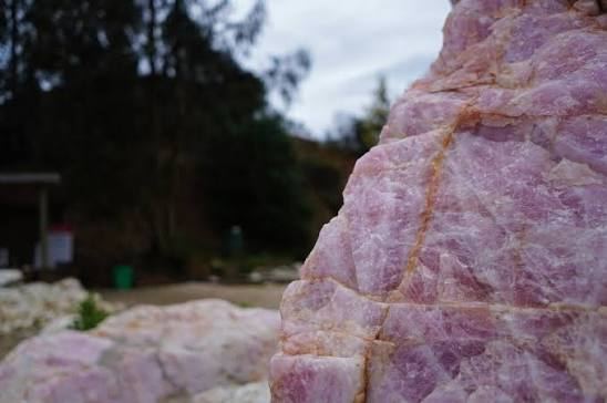 Bloque de cuarzo rosado en la mina de Quintay
