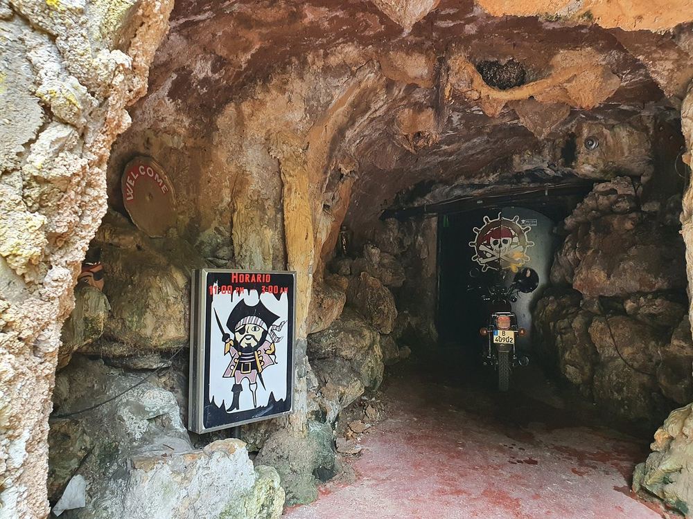 Entrada de la Cueva del Pirata, excavada en la roca